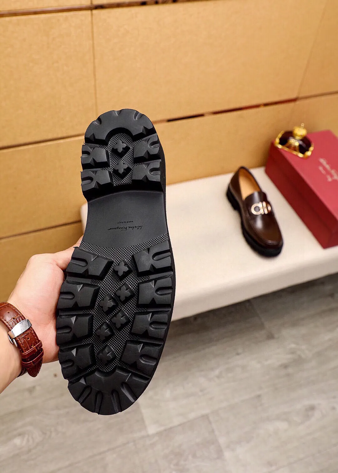 Men's shoes 💰580 💐 Product trademark: Ferragamo "Ferragamo" casual leather shoes Regular size: 38-44 (45.46🉑️customized) Product materials: Selected imported first-layer open-edge beaded cowhide leather upper + luxury hardware buckle, imported water-dyed cowhide leather lining. Strong three-dimensional visual effect, original outsole color: 4⃣️seed leather materials available